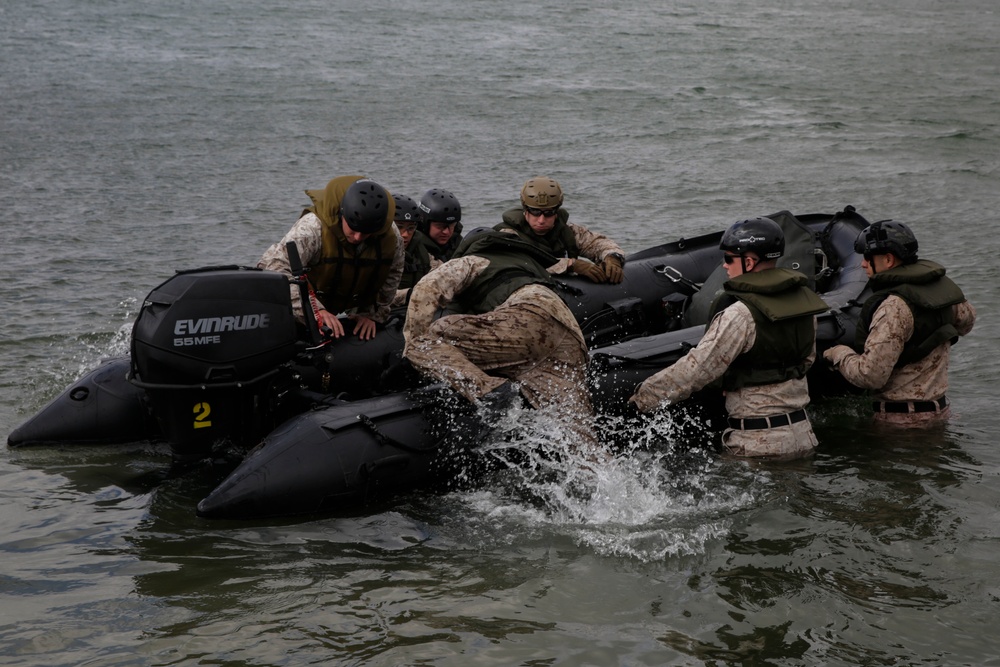 From Land and Sea: Marines go through coxswain course