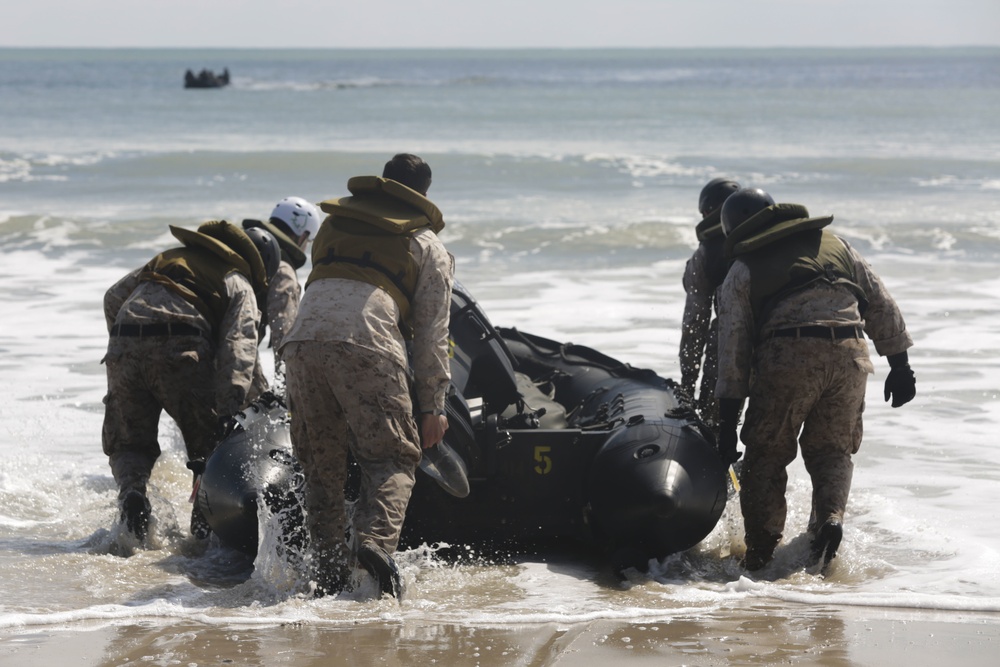 From Land and Sea: Marines go through coxswain course