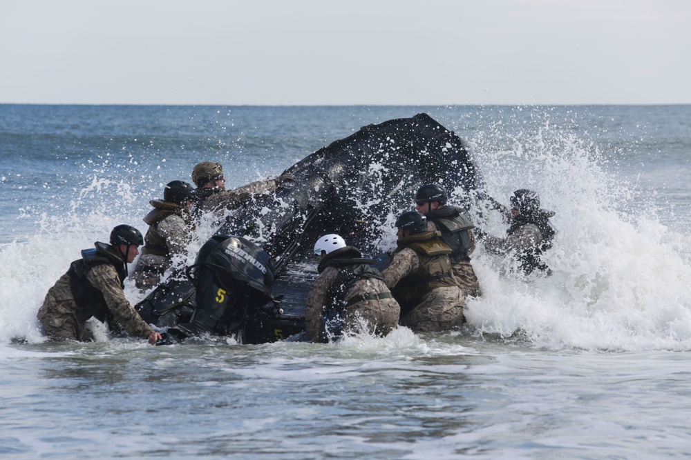 From Land and Sea: Marines go through coxswain course