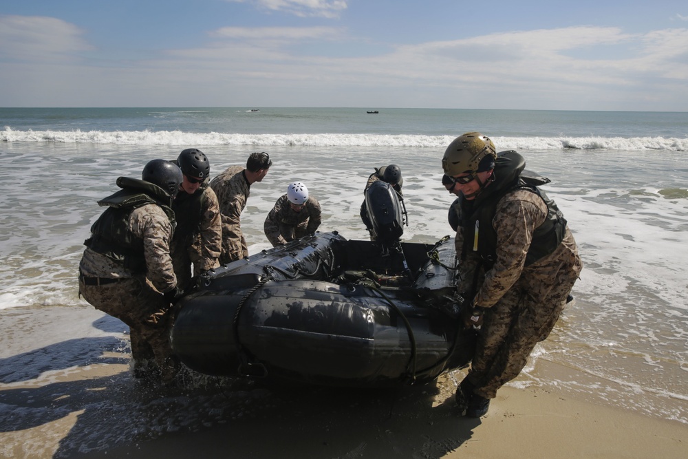 From Land and Sea: Marines go through coxswain course