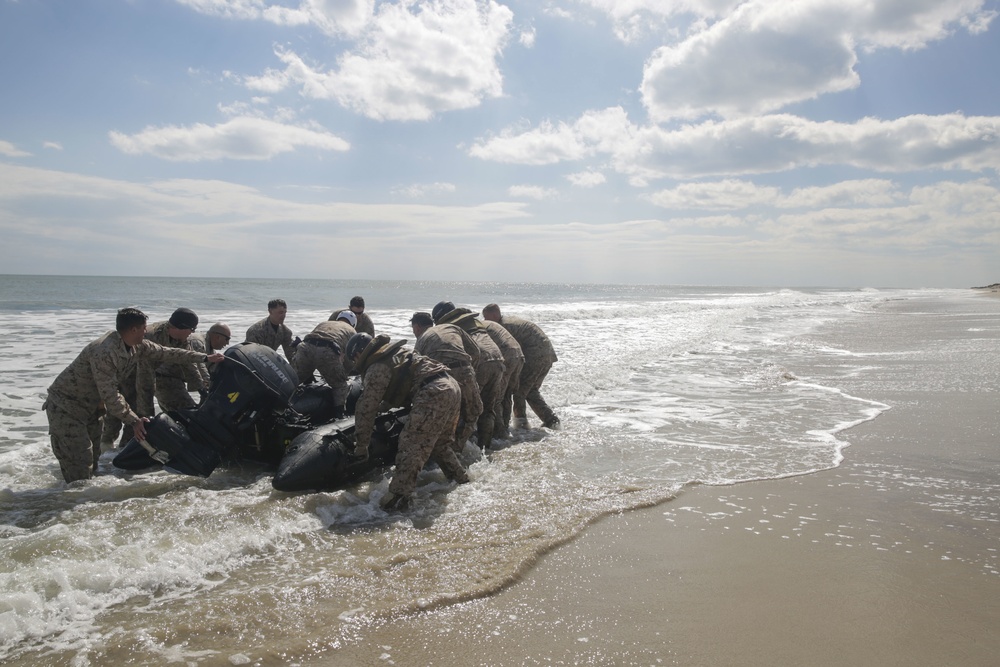 From Land and Sea: Marines go through coxswain course