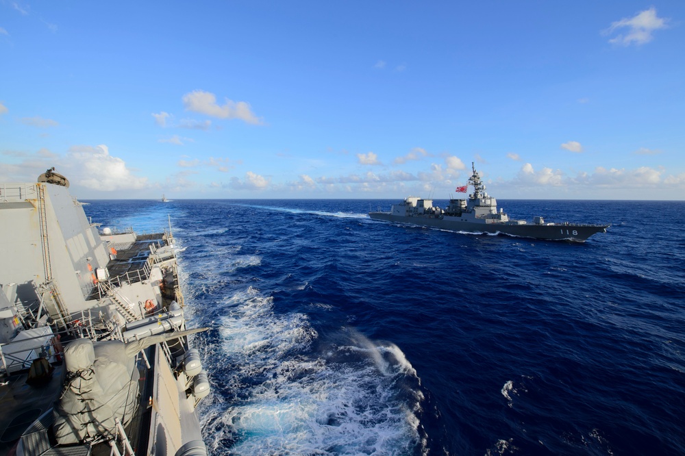 USS Mustin and JS Fuyuzuki engage in a ship formation during MultiSail 18