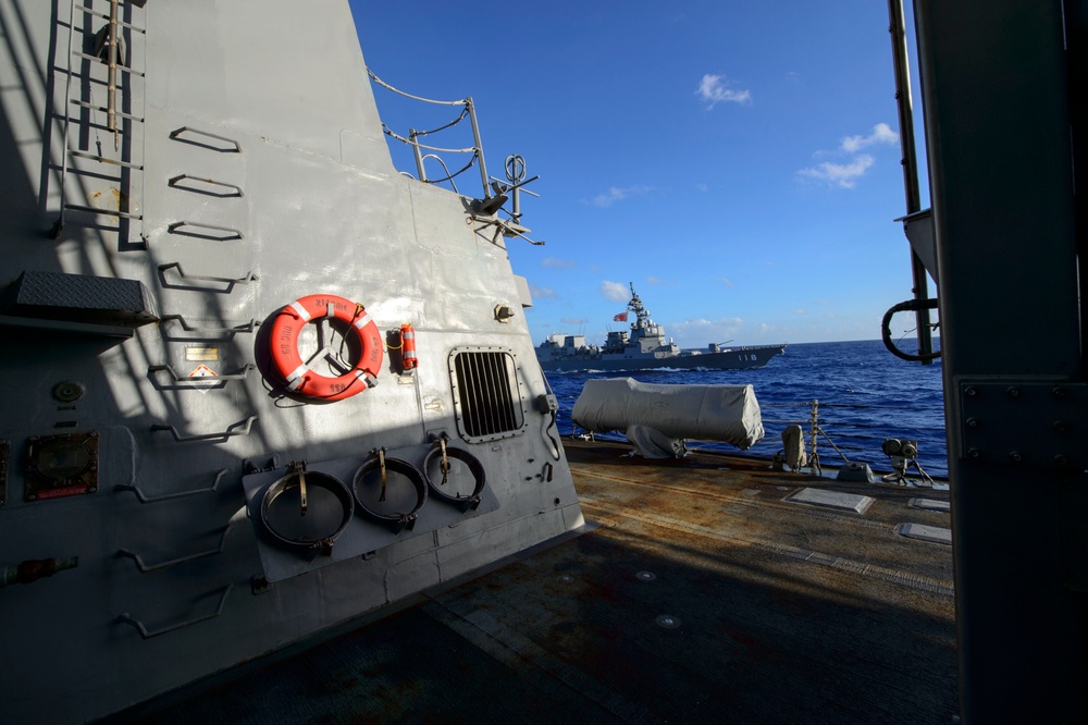 JS Fuyuzuki engages in ship formation with USS Mustin during MultiSail 18