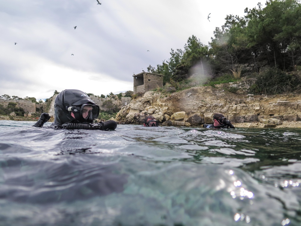 MRF, 26th MEU conduct dive training at Naval Base Souda Bay