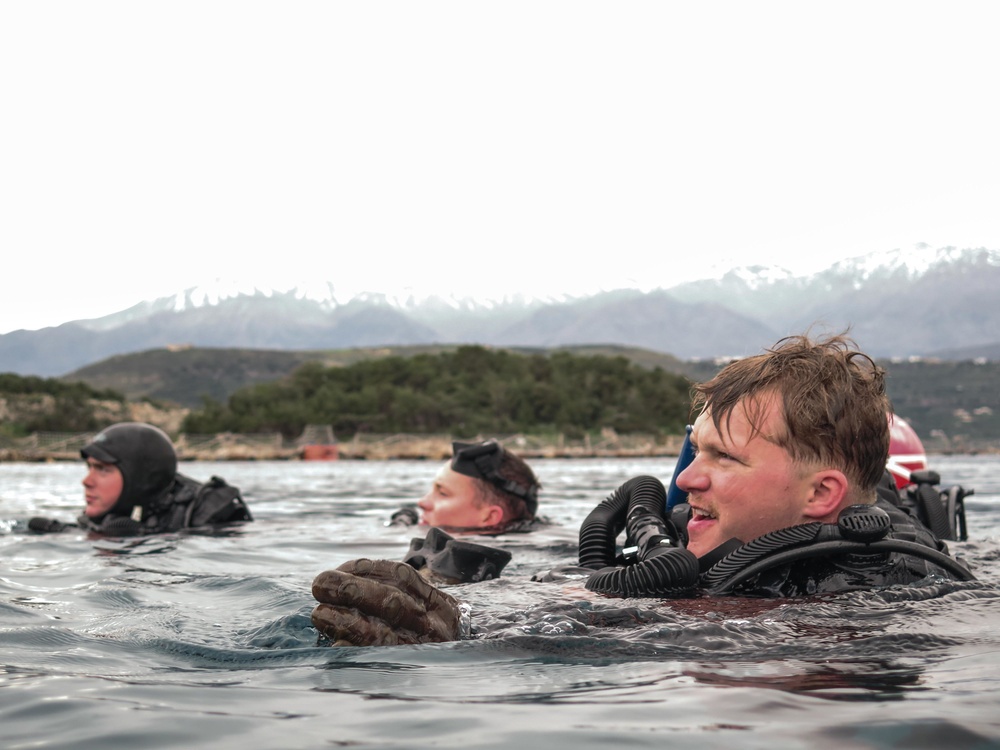 MRF, 26th MEU conduct dive training at Naval Base Souda Bay