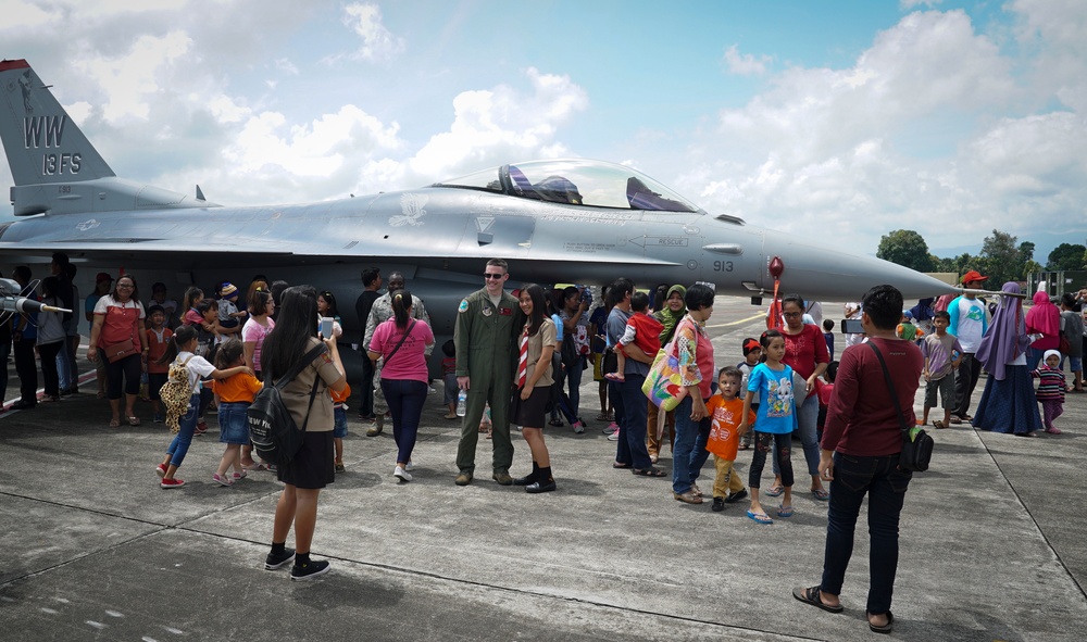 Dvids Images Us Indonesian Air Forces Host Open House During Exercise Cope West 2018 9927