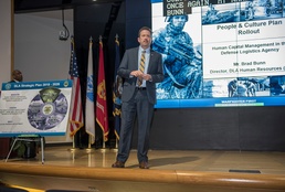 Brad Bunn speaks to DLA Land and Maritime workforce