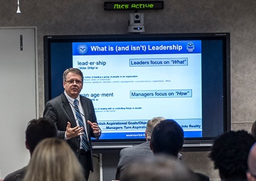 Alsup speaks to associates on leadership