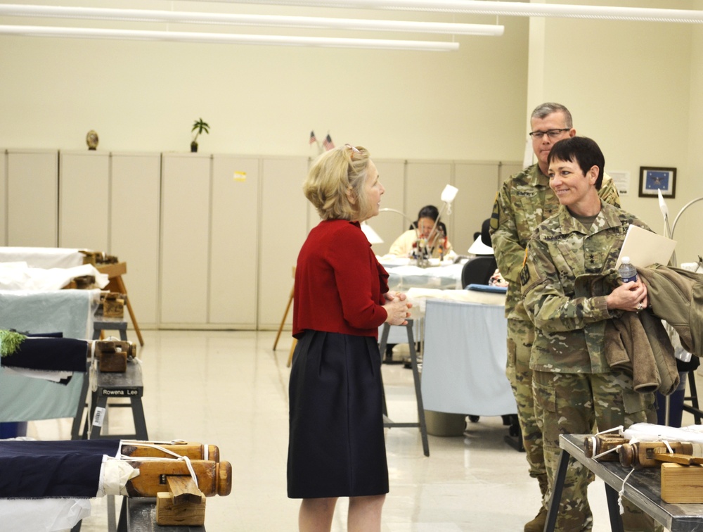 Army medical general discusses readiness with DLA Troop Support leaders