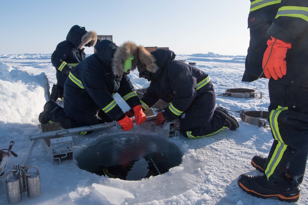 Divers Recover Torpedoes for ICEX 2018