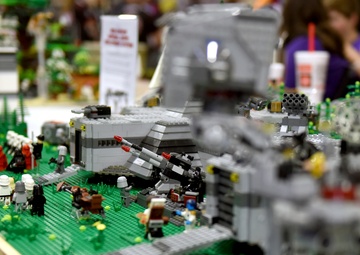 Air Force Reservist brings comic-con to military members