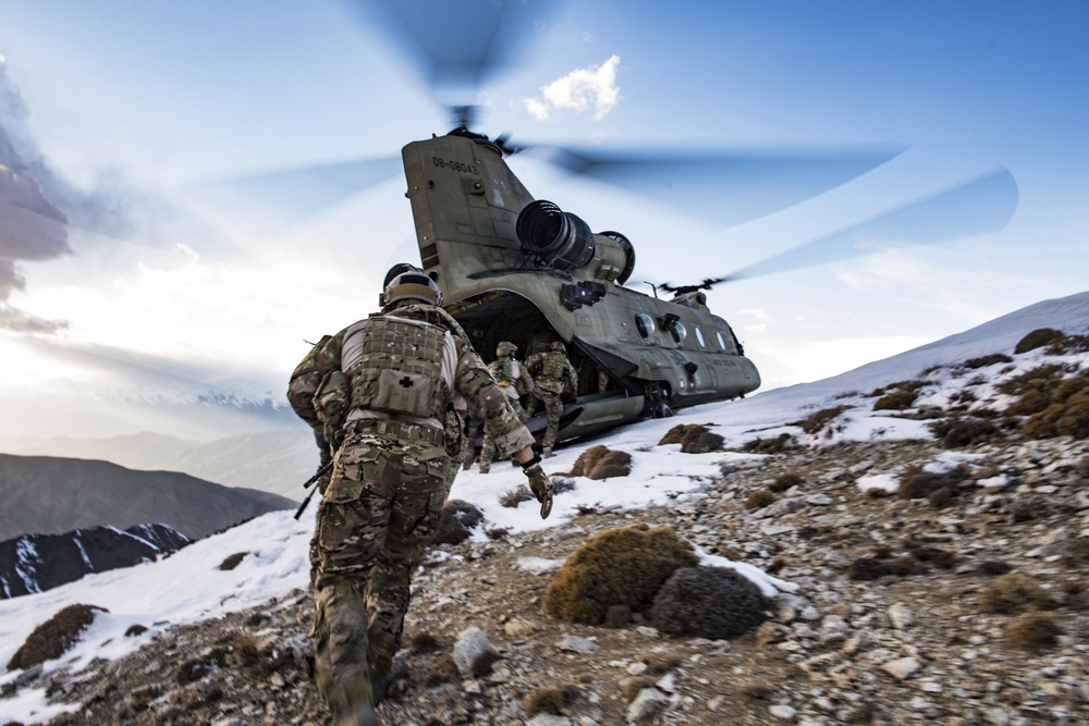 83rd ERQS Guardian Angels conduct Training mission with U.S. Army Task Force Brawler CH-47's