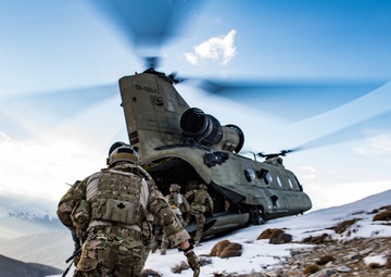 83rd ERQS Guardian Angels conduct Training mission with U.S. Army Task Force Brawler CH-47's
