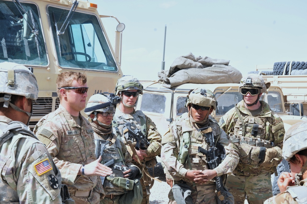 Briefing before convoy live-fire