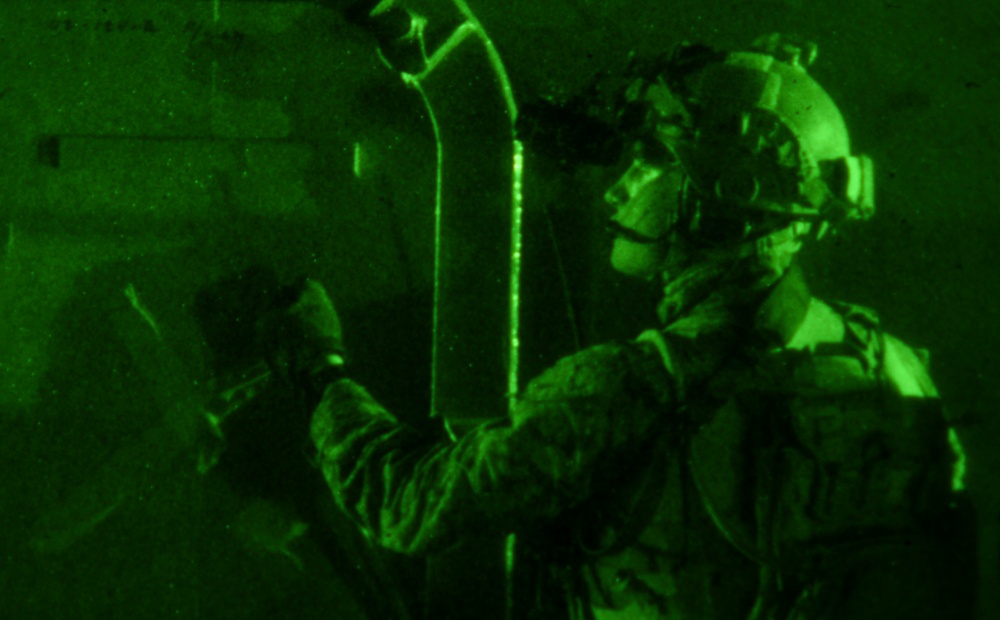 III MEF, BRM and EODMU 5 drill VBSS aboard USS Frank Cable