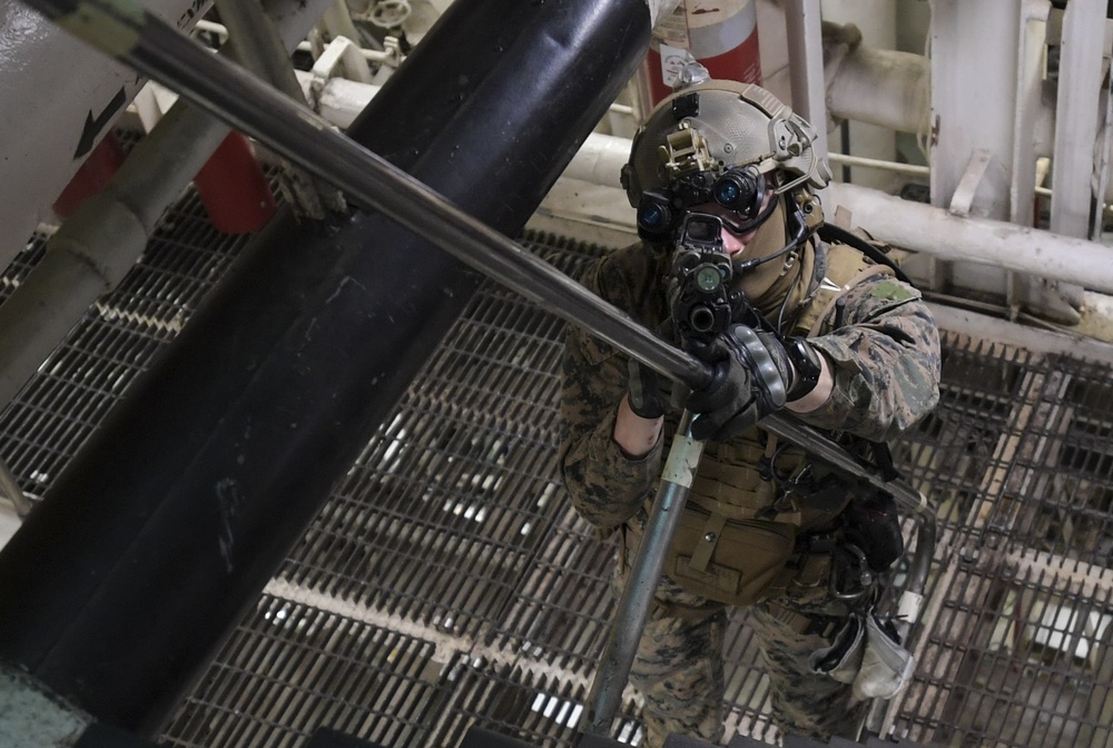 III MEF, BRM and EODMU 5 drill VBSS aboard USS Frank Cable