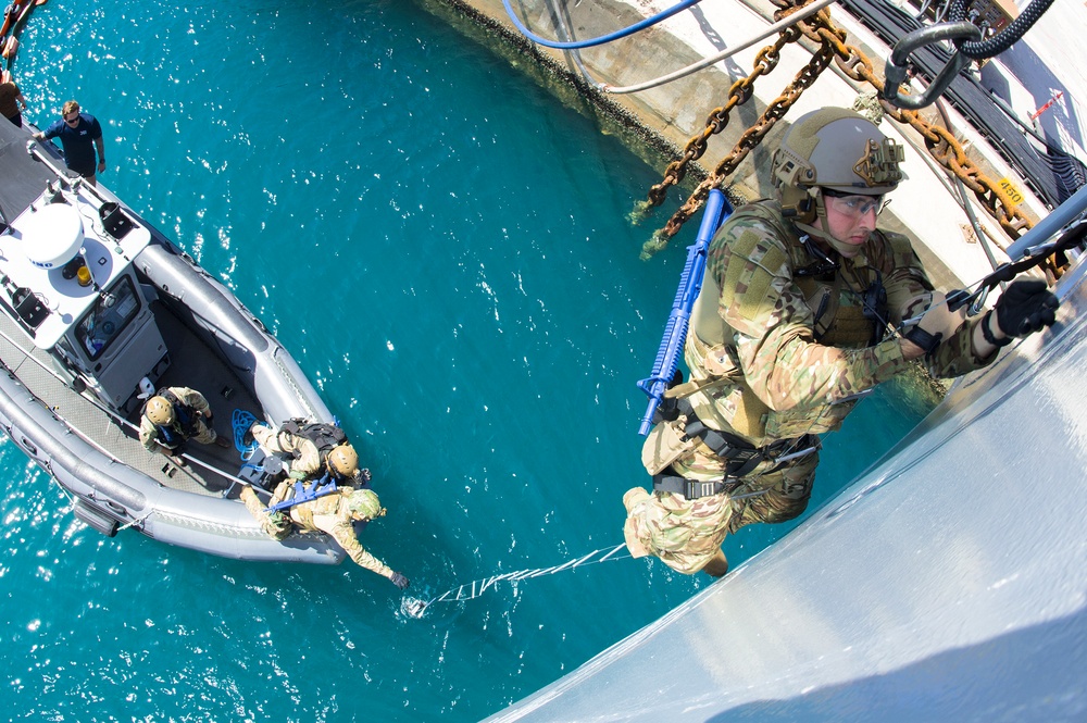 III MEF, BRM and EODMU-5 DRILL VBSS ABOARD USS FRANK CABLE