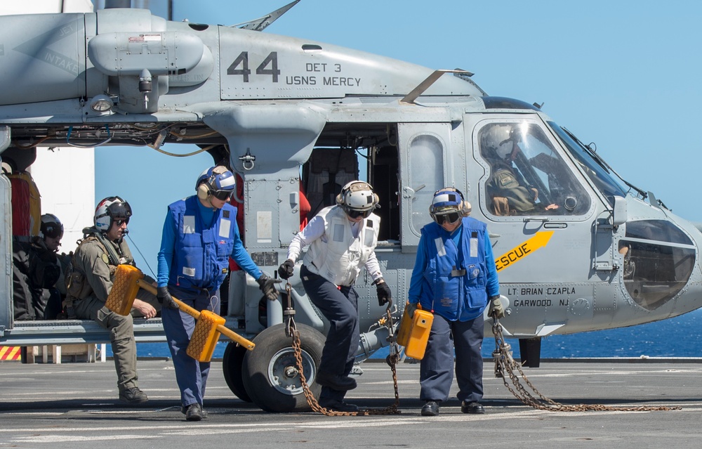 Sailors conduct flight quarters aboard USNS Mercy (T-AH 19)