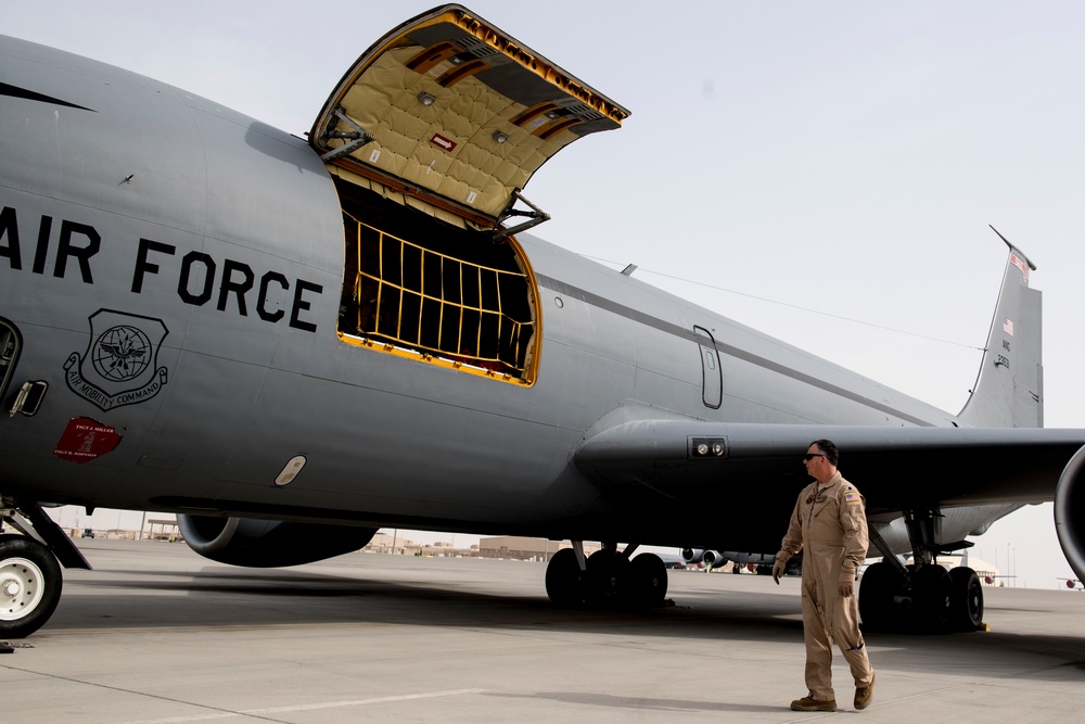 KC-135 refuels F-15s