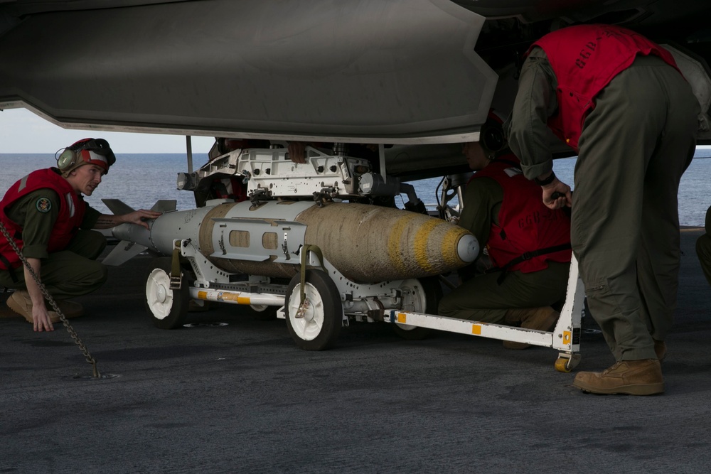 VMFA-121 Marines mount guided bombs to F-35Bs