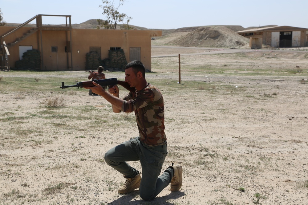 Iraqi security forces conduct fire team training