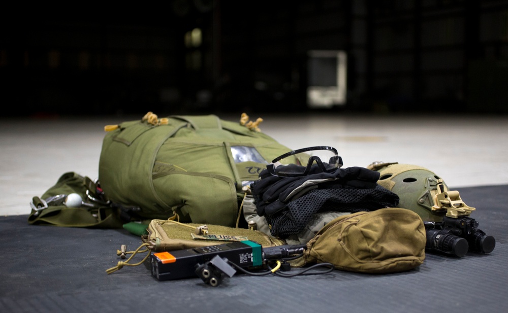 Reconnaissance Marines conduct military free fall training in Texas