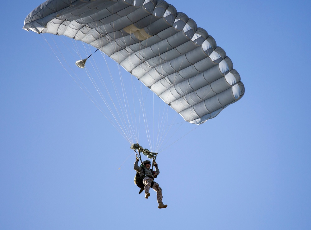 Reconnaissance Marines conduct military free fall training in Texas