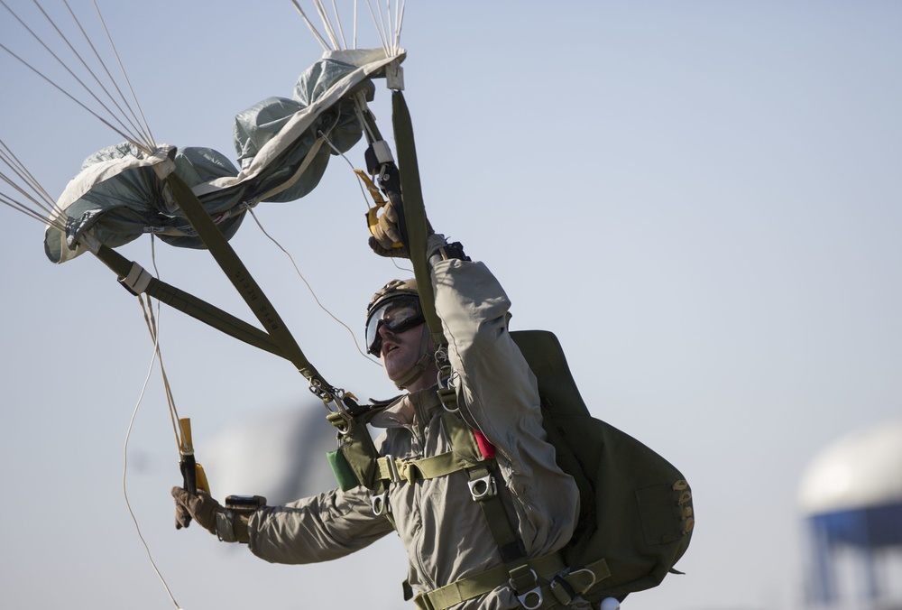 Reconnaissance Marines conduct military free fall training in Texas