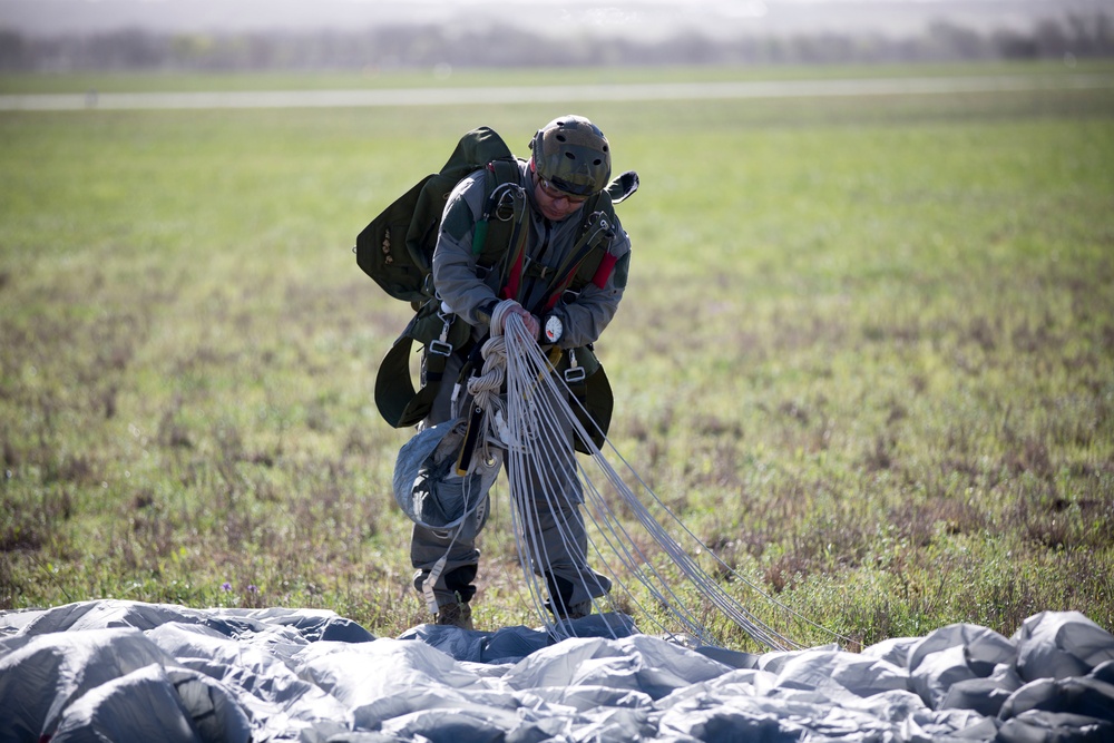 Reconnaissance Marines conduct military free fall training in Texas