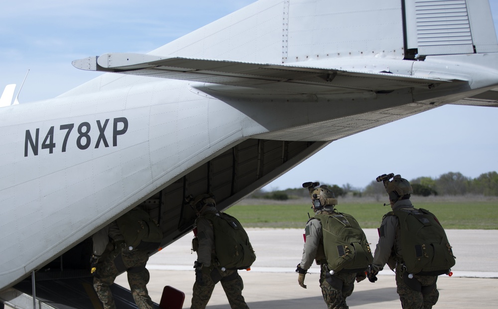 Reconnaissance Marines conduct military free fall training in Texas