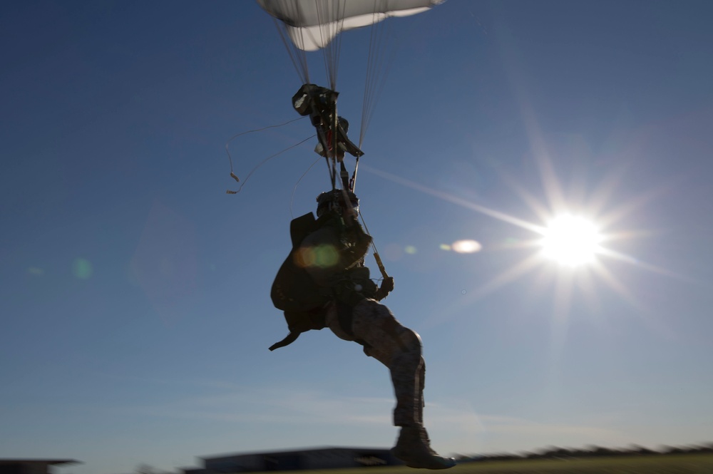 Reconnaissance Marines conduct military free fall training in Texas