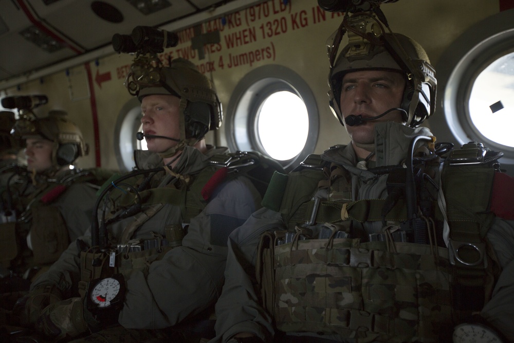 Reconnaissance Marines conduct military free fall training in Texas