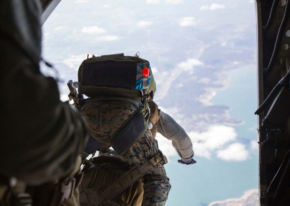 Reconnaissance Marines conduct military free fall training in Texas