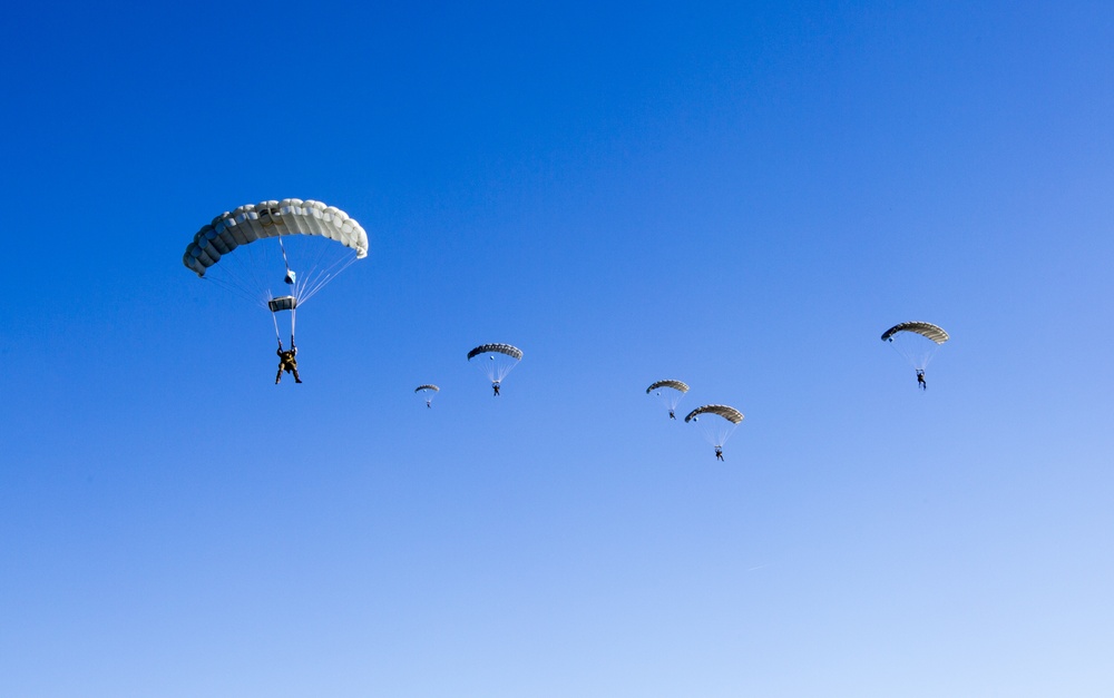 Reconnaissance Marines conduct military free fall training in Texas