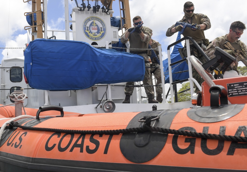 III MEF, BRM and EODMU 5 drill VBSS aboard USCGC Washington