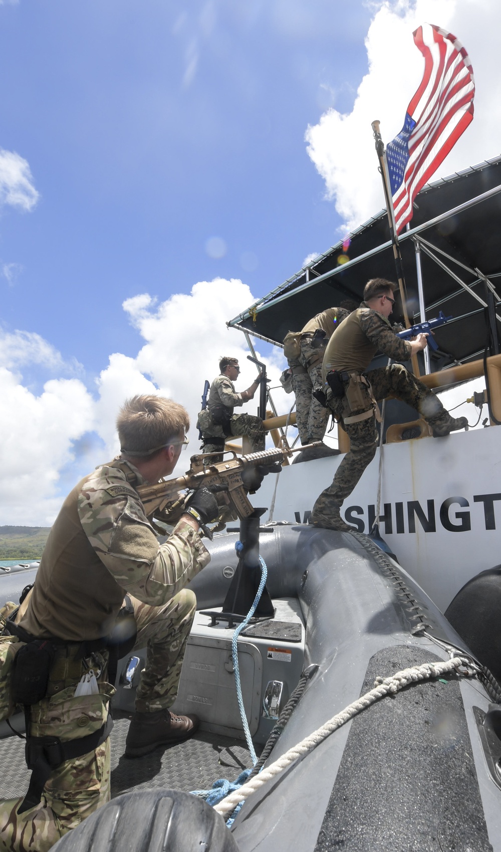 III MEF, BRM and EODMU 5 drill VBSS aboard USCGC Washington