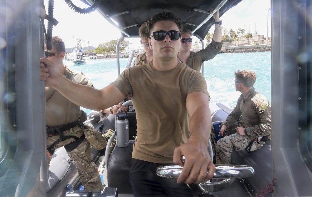 III MEF, BRM and EODMU 5 drill VBSS aboard USCGC Washington