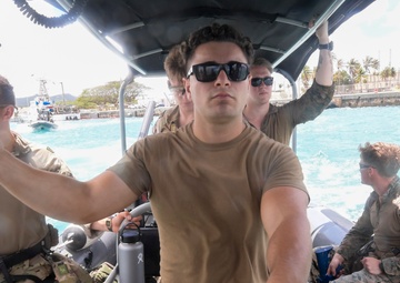 III MEF, BRM and EODMU 5 drill VBSS aboard USCGC Washington