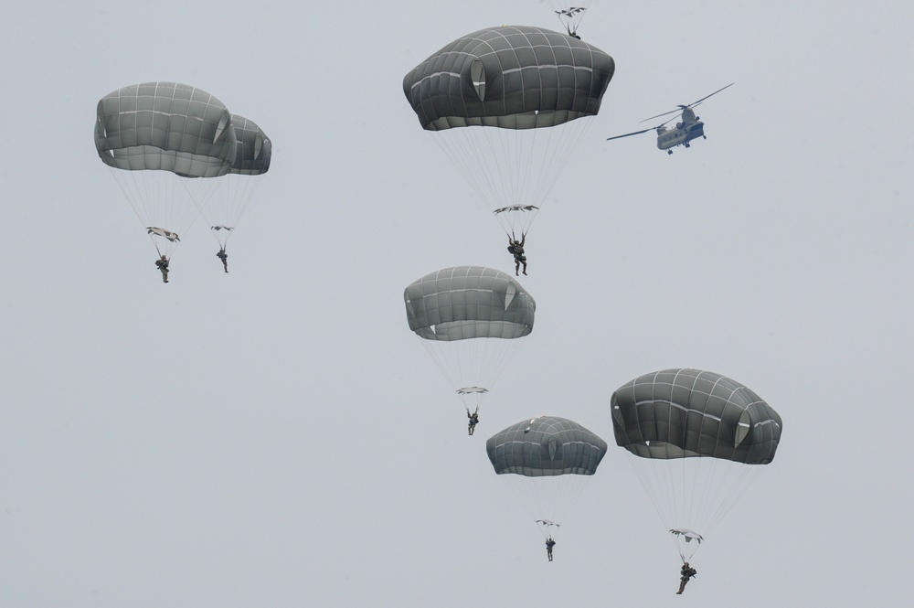 173rd AB Chinook jump at Grafenwoehr