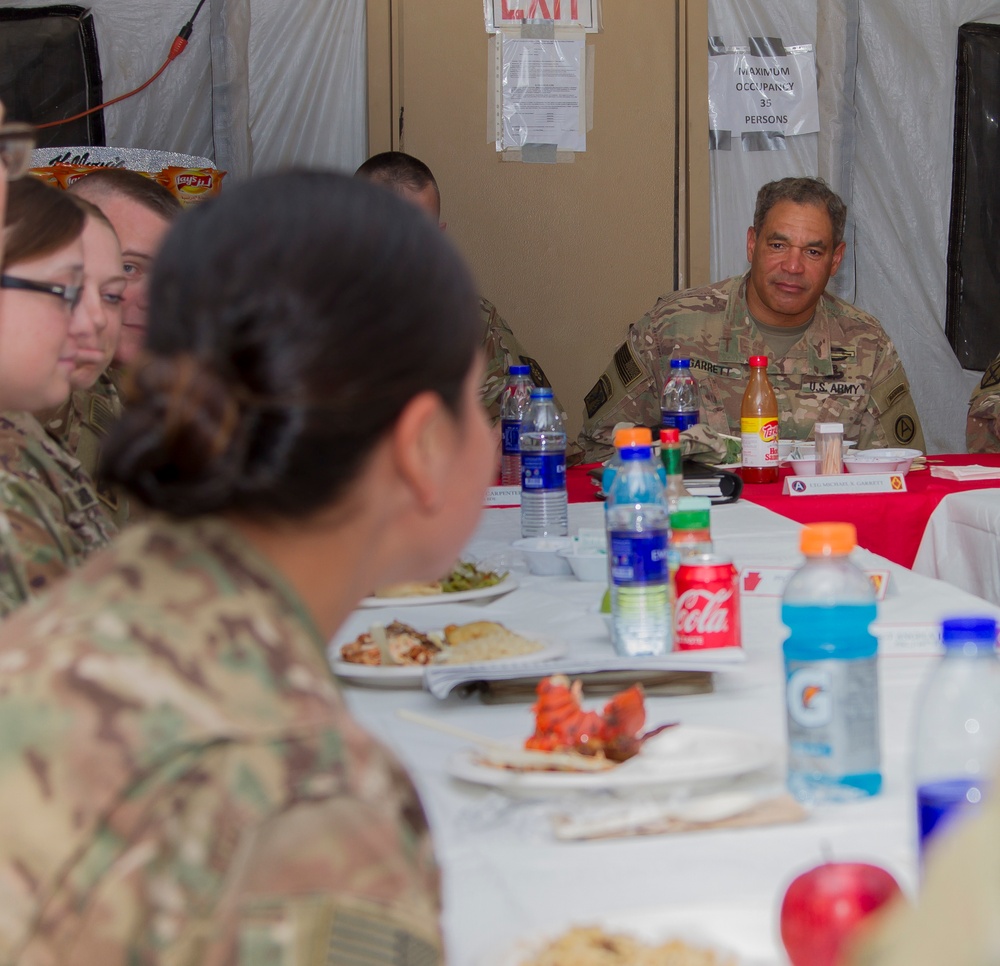 Lieutenant Gen. Garrett has lunch with Soldiers