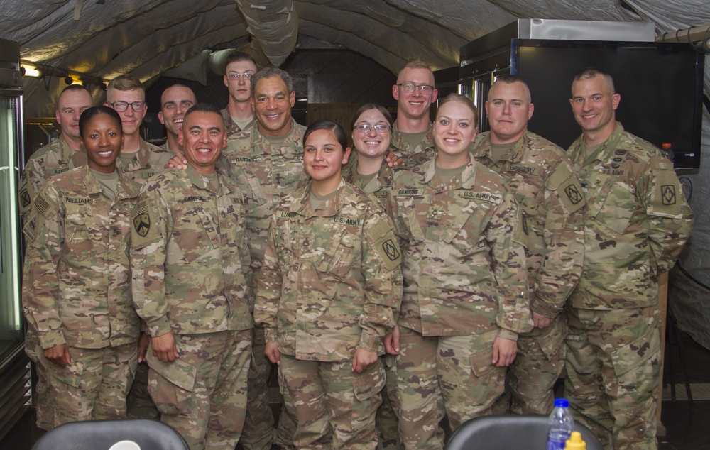 Lieutenant Gen. Garrett poses for photo with Soldiers