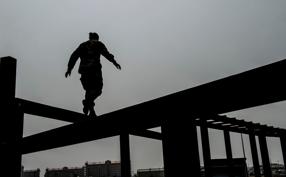 Soldier Completes Obstacle Course