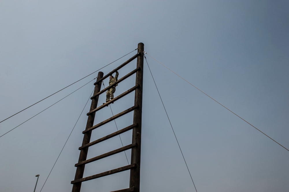 Soldier Completes Obstacle Course