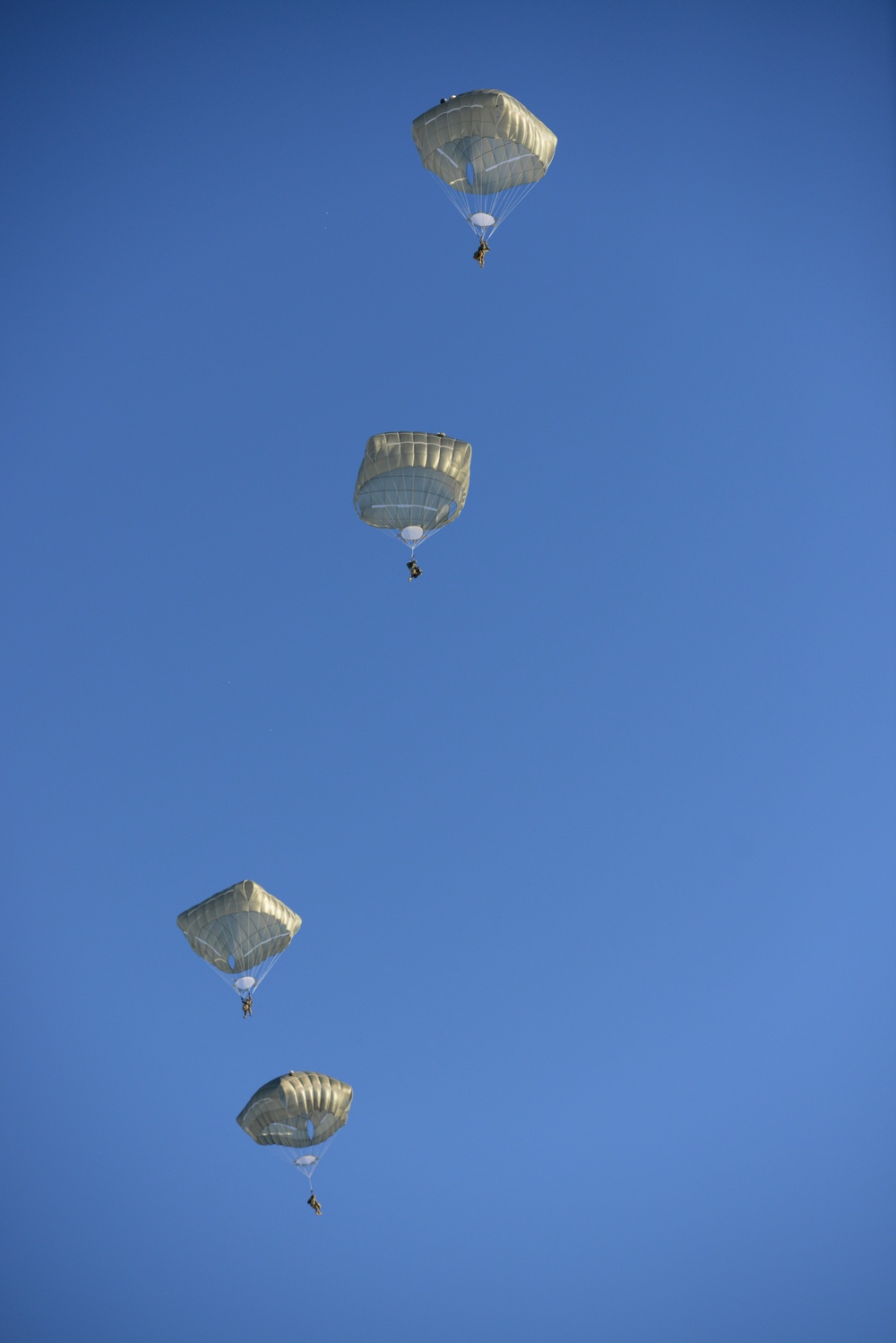 Army paratroopers train in cold weather