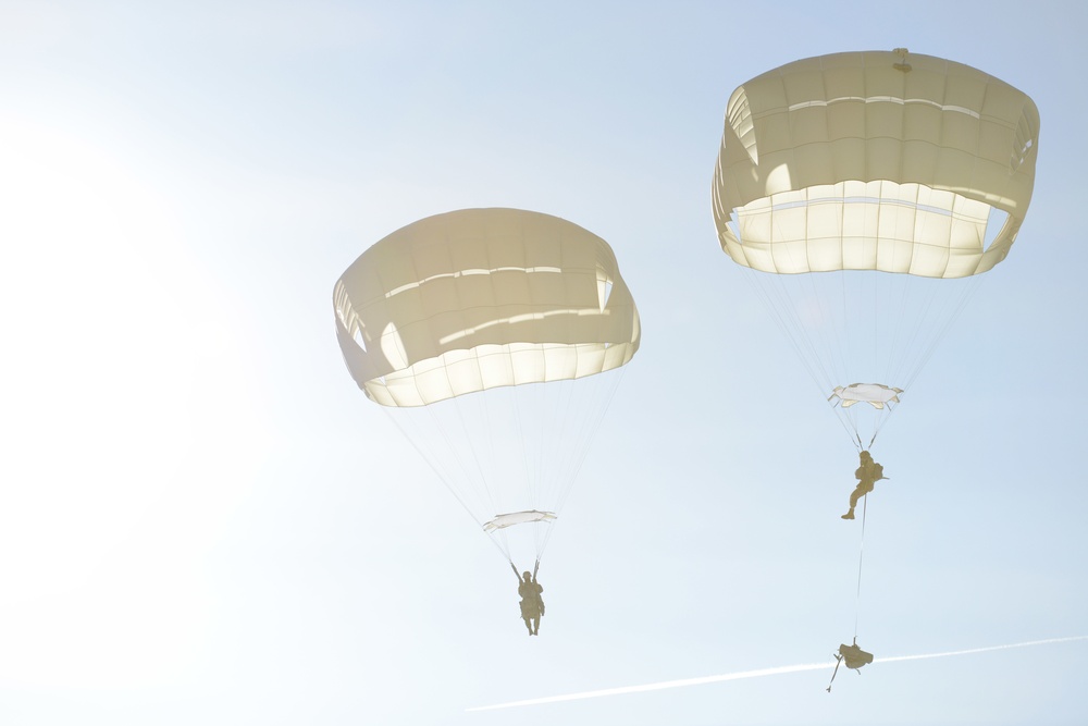 Army Paratroopers Train in Cold Weather