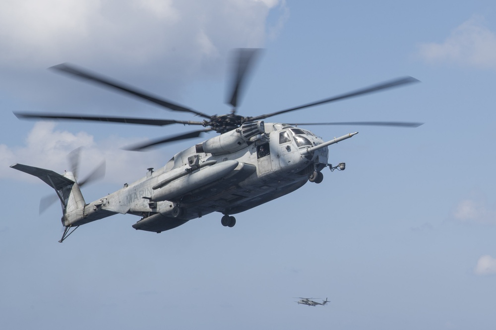 USS Bonhomme Richard (LHD 6) embarks HMH 466 Helicopters