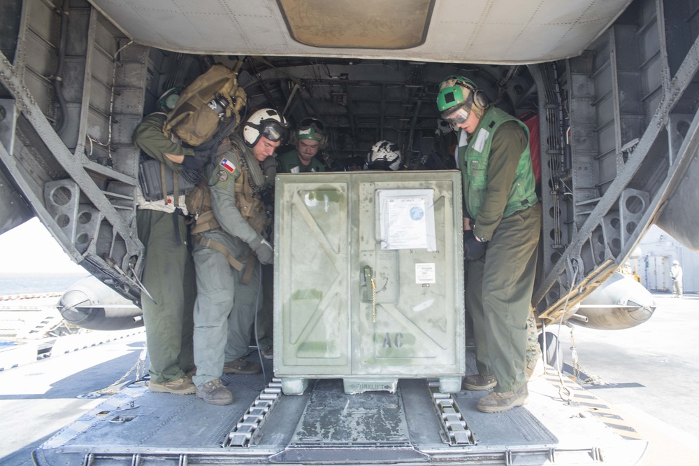 USS Bonhomme Richard (LHD 6) embarks HMH 466 Helicopters