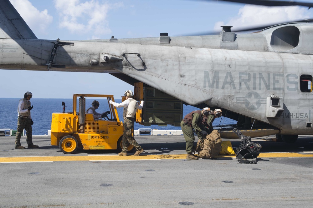 USS Bonhomme Richard (LHD 6) embarks HMH 466 Helicopters