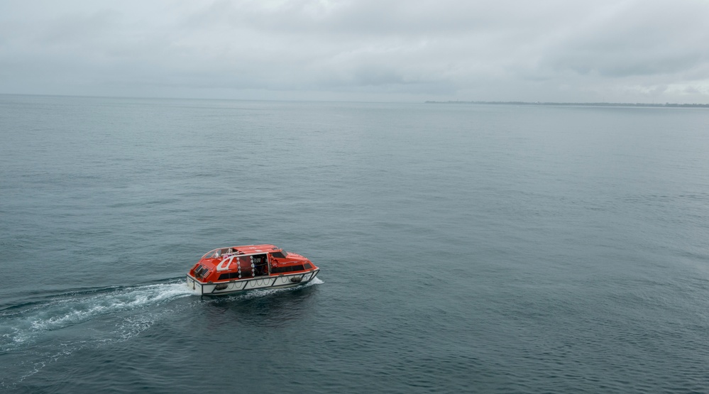 Sailors transfer equipment into Indonesia for PP18