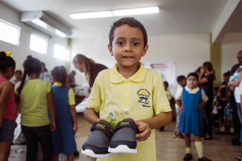 Children in Humacao Receive New Shoes